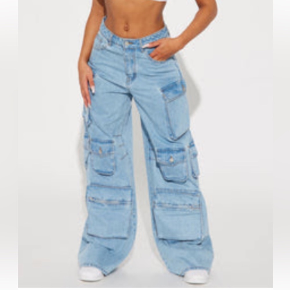Fashion Nova -	 	
Lily High Rise Cargo Jeans - Light Wash
